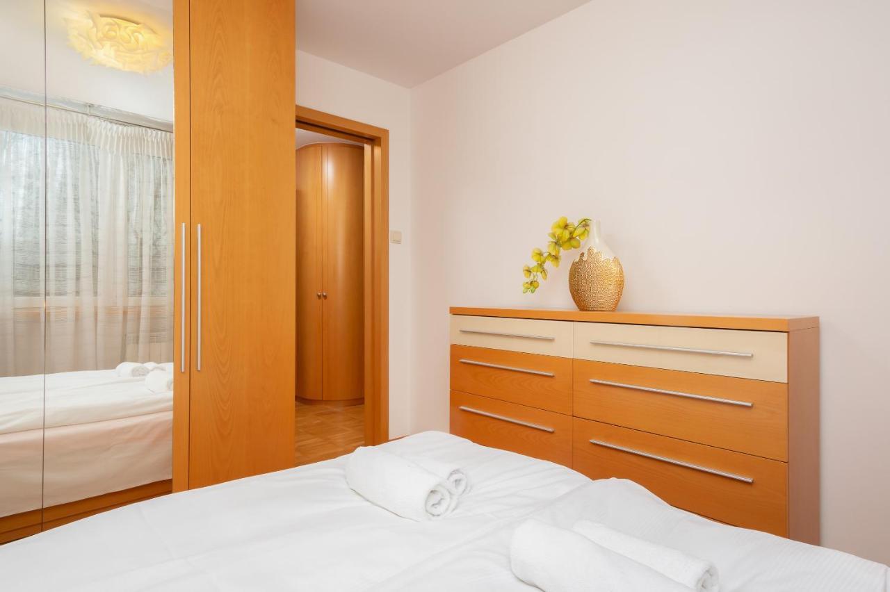 Two-Bedroom Family Apartment Esperanto Next To Klif By Noclegi Renters Warszawa Zewnętrze zdjęcie